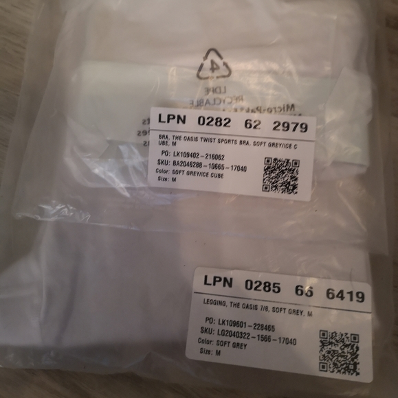 Fabletics Oasis Workout Set - Picture 4 of 4